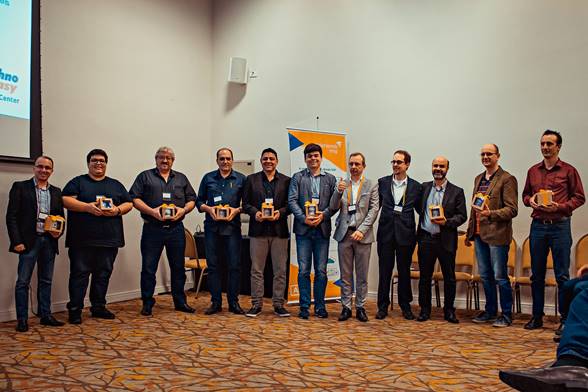 Figura - Participantes do MSP Summit recebem premiações e brindes durante o evento.